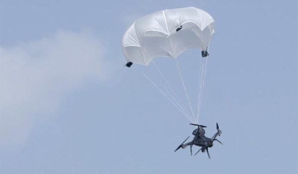 Image 1 : Le Solo Drone évolue, maintenant il a un parachute !