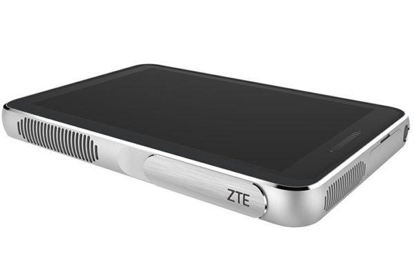 Image 1 : [MWC 2016] ZTE dévoile une tablette Android qui sert de projecteur