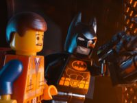 Image 2 : Dès qu'il a fini avec Superman, Batman s'attaque aux Lego