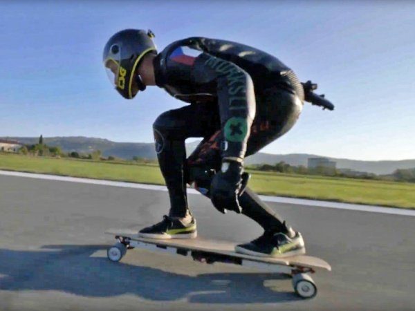 Image 1 : 96 km/h en skateboard électrique : record du monde battu !