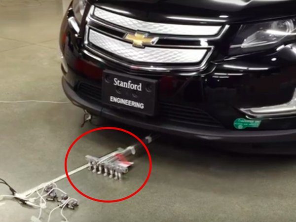 Image 1 : Des mini-robots de 17 grammes tractent une voiture