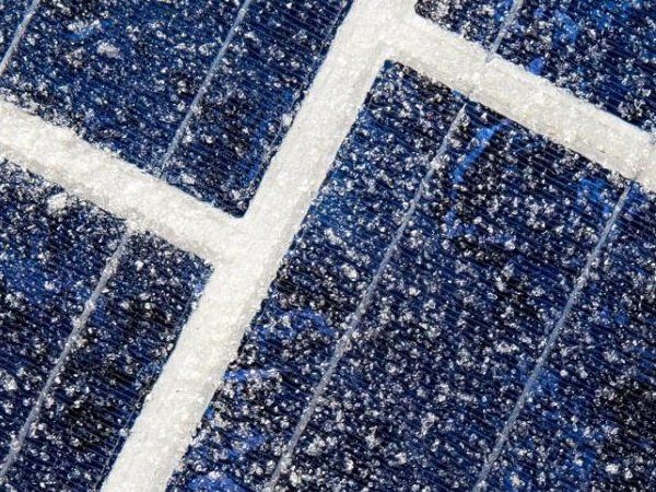 Image 2 : Des panneaux photovoltaiques sur les routes françaises