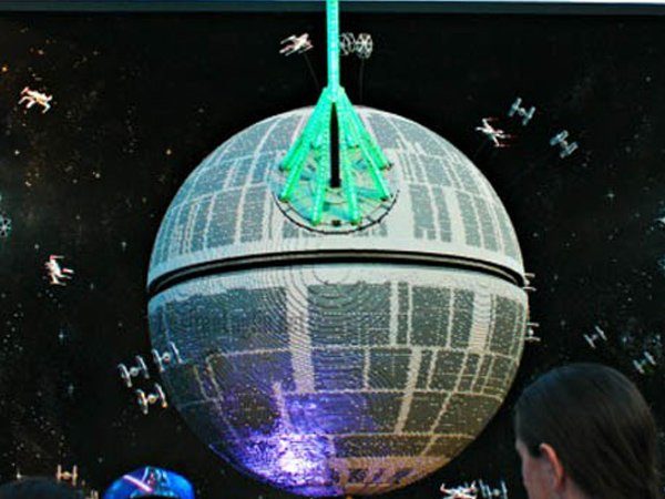 Image 1 : L'étoile de la mort de Star Wars en 650 000 LEGO