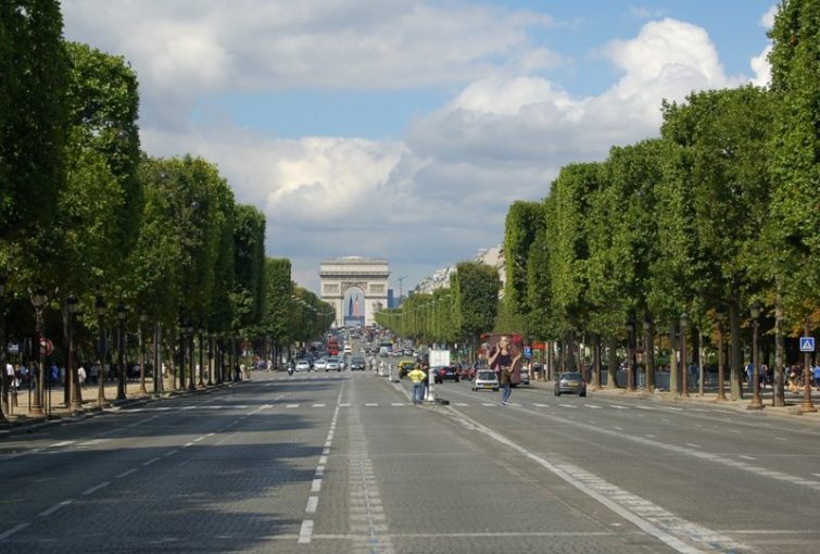 Image 1 : Une course de drones sur les Champs-Elysées, c'est un grand oui !