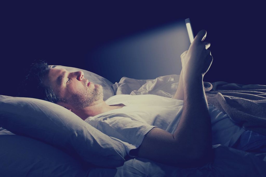 Image 1 : Fatigue des yeux, sommeil : 5 applications pour combattre la lumière bleue des écrans