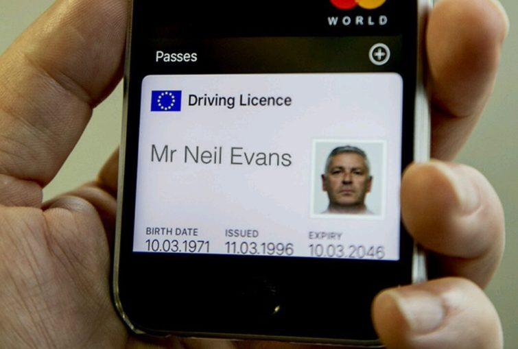 Image 1 : La Grande-Bretagne expérimente les permis de conduire dans l'iPhone