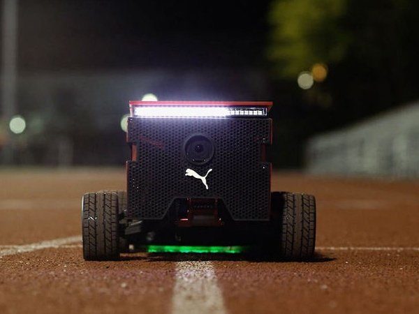 Image 1 : Le robot de Puma va aussi vite qu’Usain Bolt