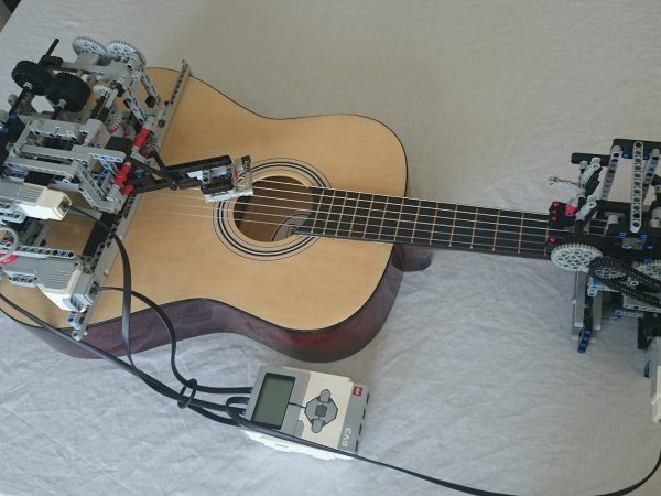 Image 1 : Ce robot en Lego joue de la guitare mieux que vous