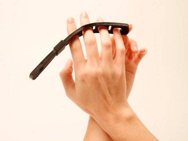 Image 1 : Tap Strap : le mouvement des doigts qui génère les lettres