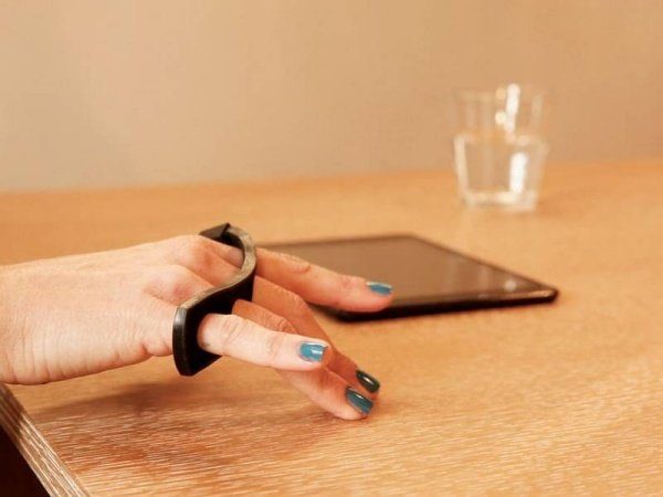 Image 2 : Tap Strap : le mouvement des doigts qui génère les lettres