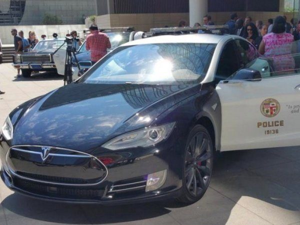 Image 1 : Le LAPD teste des Tesla pour ses courses-poursuites