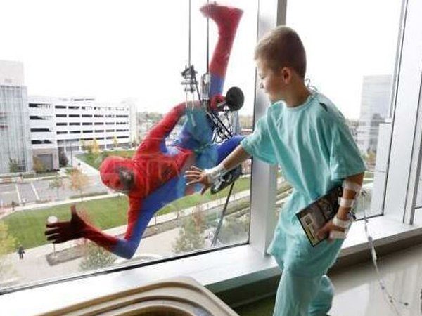 Image 1 : Des super-héros débarquent à l'hôpital Necker-enfants