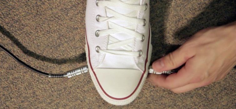 Image 2 : Cette chaussure connectée cache une pédale wah-wah pour guitariste