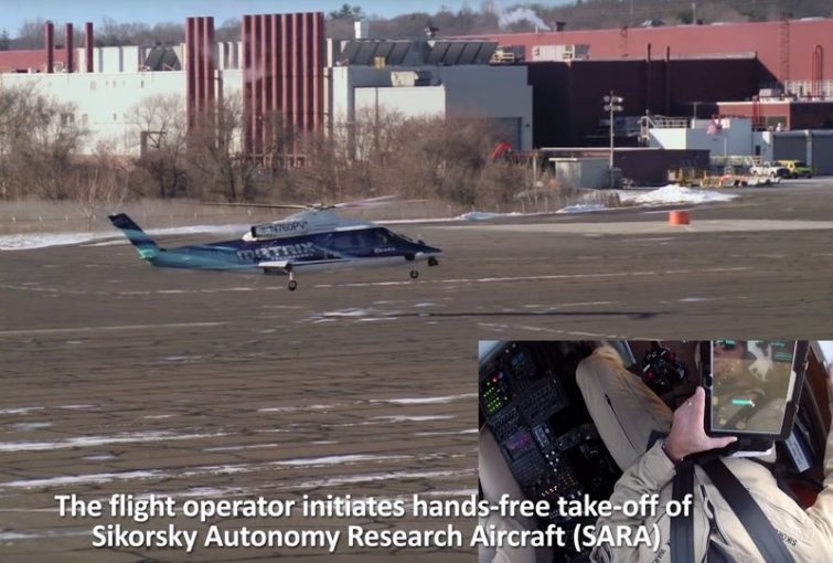 Image 1 : Cet hélicoptère se pilote à l'aide d'une simple tablette
