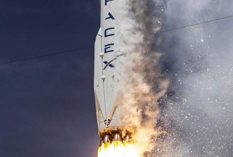 Image 1 : Oups ! La fusée de SpaceX se crashe à l’atterrissage