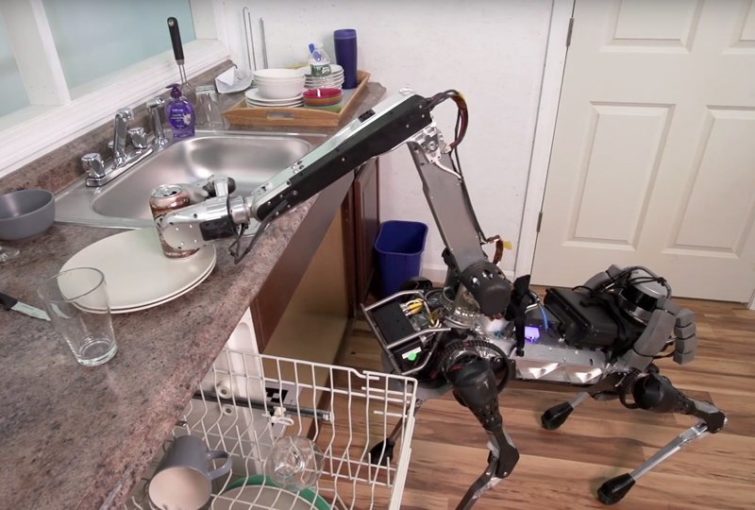 Image 1 : Indispensable, ce robot peut remplir le lave-vaisselle et vous apporter une bière