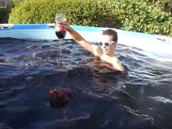 Image 1 : Que se passe-t-il lorsqu'un DJI Phantom tombe dans une piscine de Coca Cola ?