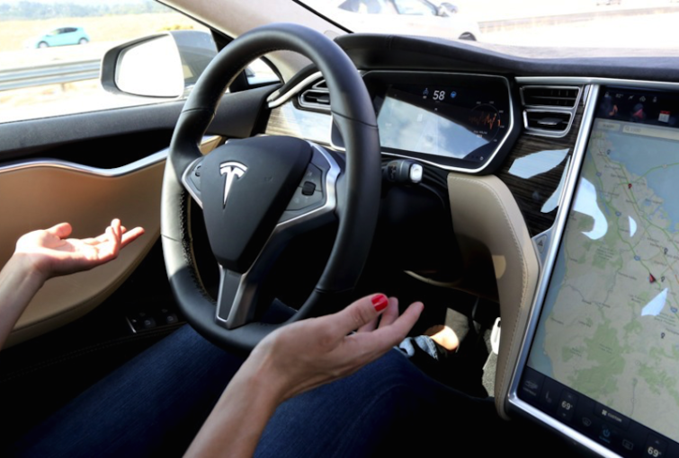 Image 1 : Tesla bride son "Autopilot" pour plus de sécurité