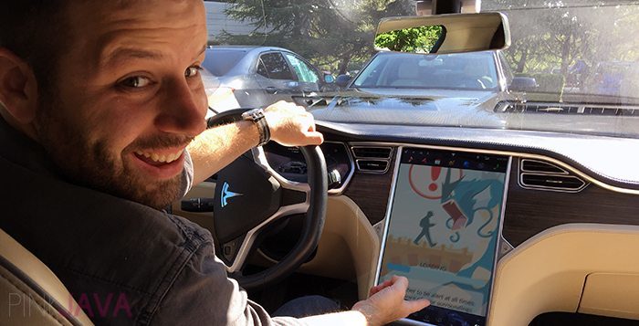 Image 1 : Il installe Pokémon GO sur sa Tesla pour chasser en voiture