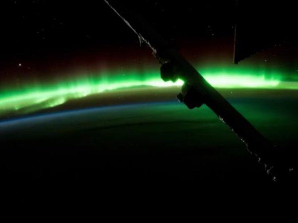 Image 1 : L'ISS diffuse une aurore boréale en timelapse