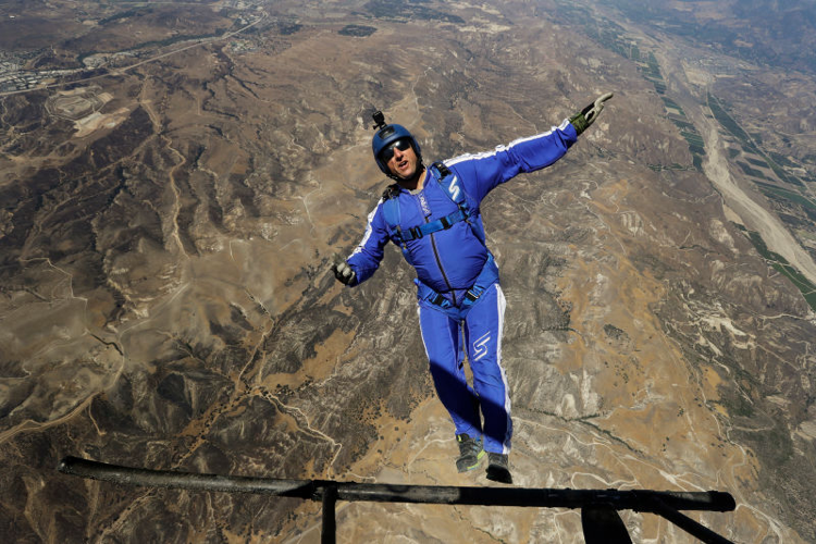Image 1 : Luke Aikins a réussi son saut à 7,6 km sans parachute