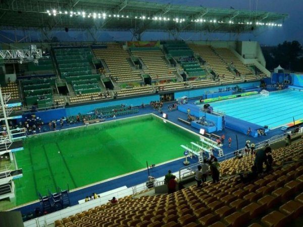 Image 1 : Rio 2016 : pourquoi la piscine olympique est devenue verte