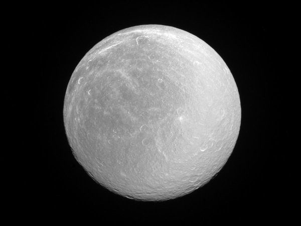 Image 1 : Cassini photographie Rhéa, une lune de Saturne