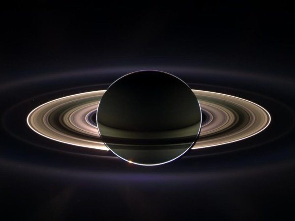 Image 2 : Cassini photographie Rhéa, une lune de Saturne