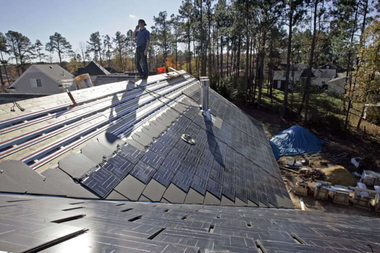 Image 1 : Solar City fabrique un toit en panneaux solaires