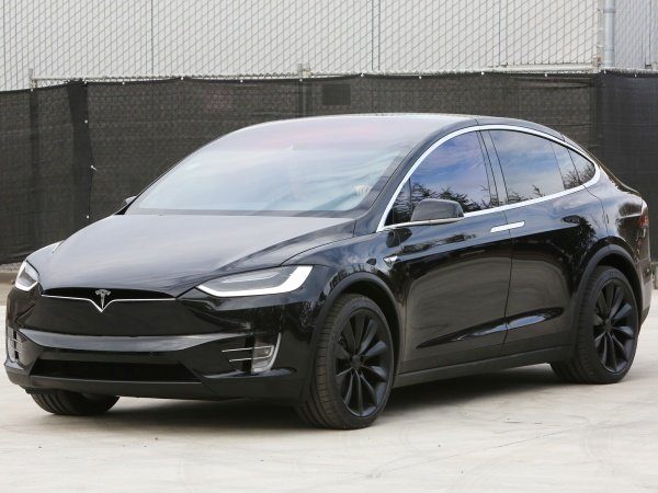 Image 1 : Tesla prépare une semi-remorque et un minibus électriques pour 2017
