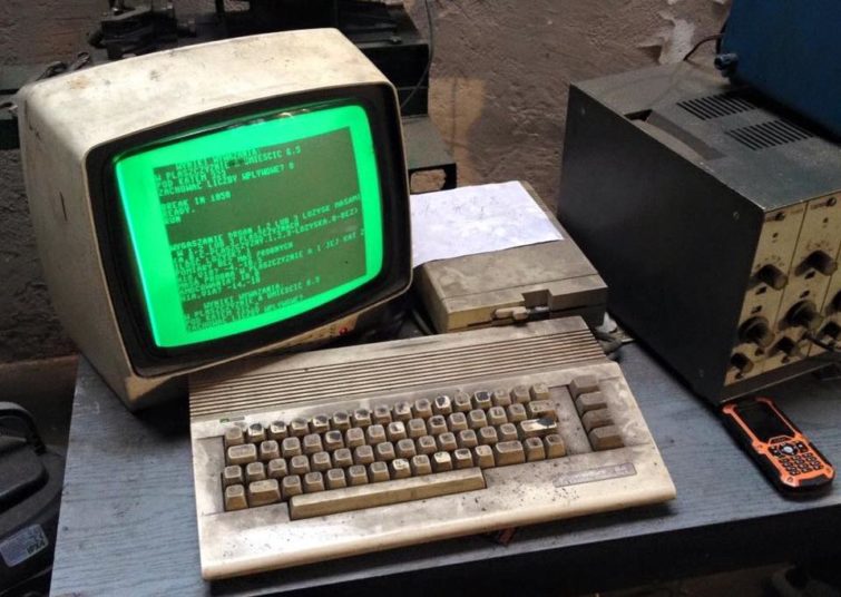 Image 1 : Un Commodore C64C toujours en activité dans un garage polonais