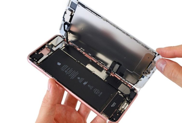 Image 1 : L’iPhone 7 Plus et l’Apple Watch Series 2 se font démonter par iFixit
