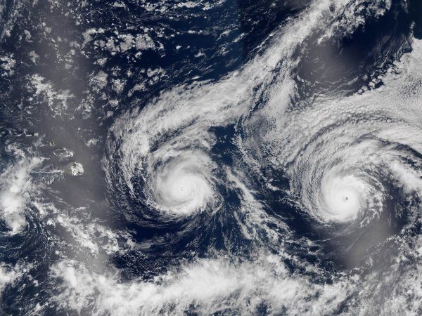 Image 1 : La Station spatiale internationale filme des ouragans en time lapse