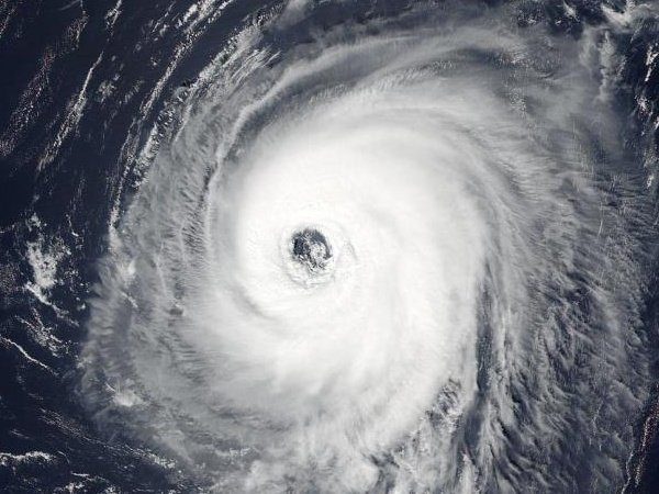 Image 2 : La Station spatiale internationale filme des ouragans en time lapse