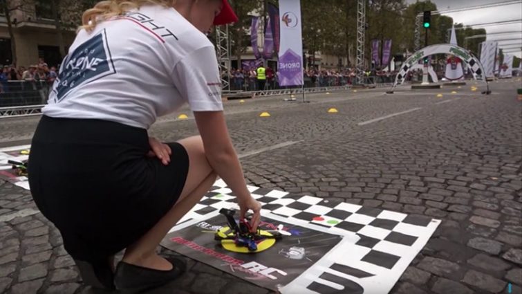 Image 1 : Paris Drone Festival : la course sur les Champs-Elysées résumée en 2 minutes