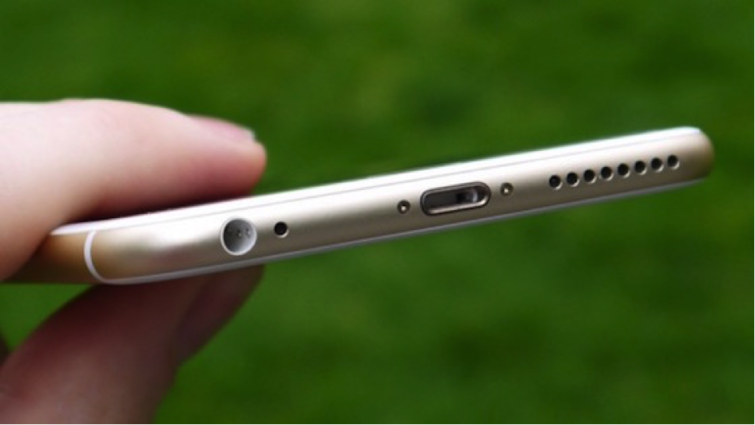 Image 2 : Samsung Galaxy S8: les premières rumeurs le voient sans port jack