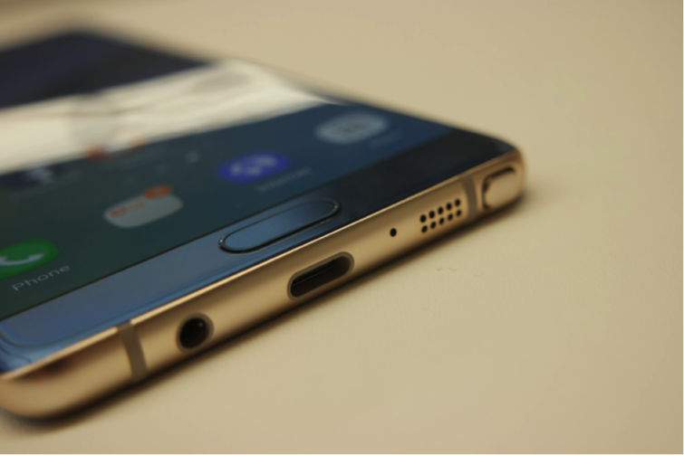 Image 1 : Samsung Galaxy S8: les premières rumeurs le voient sans port jack