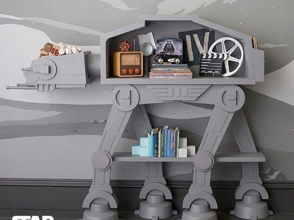 Image 1 : Pour le vrai fan de Star Wars : la bibliothèque AT-AT