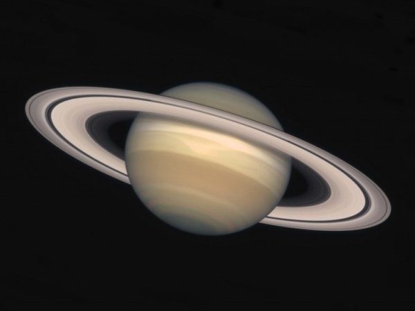 Image 1 : Les premières images du plongeon de Cassini vers Saturne