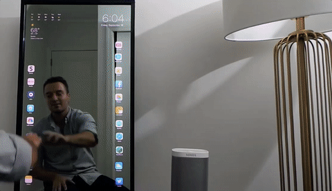 Image 1 : Ce designer a fait de son miroir un iPad géant