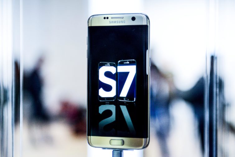 Image 1 : Samsung : des haut-parleurs stéréo Harman pour le Galaxy S8 ?