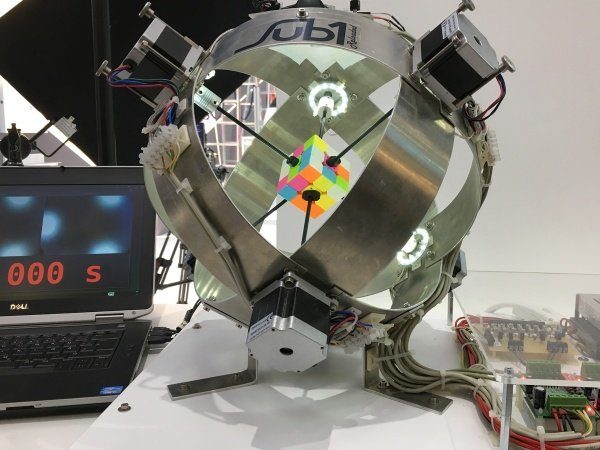 Image 1 : Ce robot explose le record du Rubik's Cube en 0,637 secondes