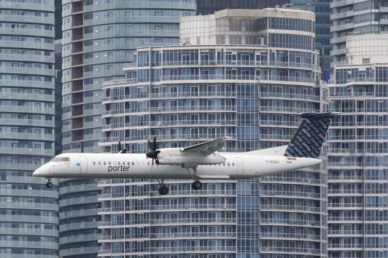 Image 1 : Un avion à Toronto évite de justesse un drone et fait deux blessés