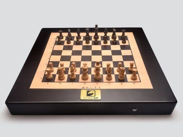 Image 1 : Square off : pour jouer aux échecs sans les mains