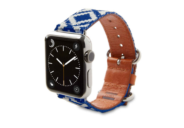 Image 1 : TOMS : achetez un bracelet pour l'Apple Watch et offrez 1 an d'électricité