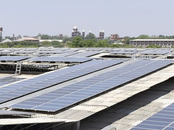 Image 1 : Les panneaux solaires Tesla mettent le feu à Walmart