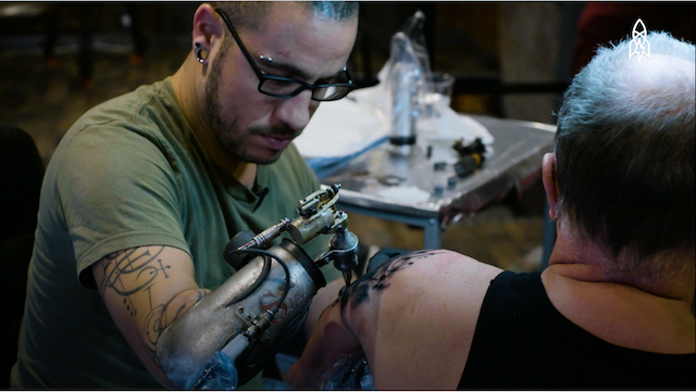 Image 1 : Un tatoueur amputé crée une prothèse originale