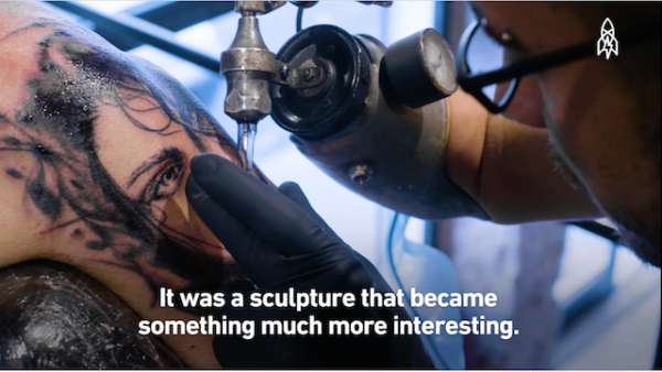 Image 2 : Un tatoueur amputé crée une prothèse originale
