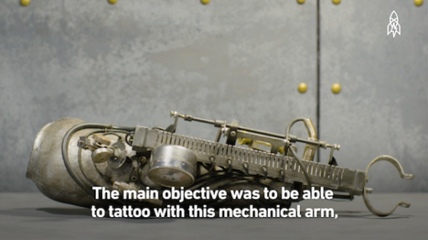 Image 3 : Un tatoueur amputé crée une prothèse originale