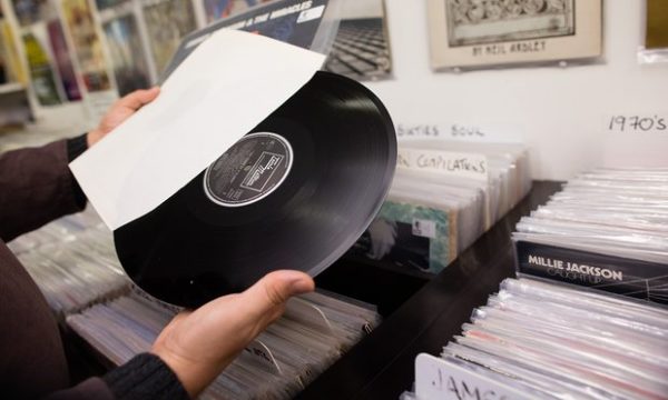 Image 1 : Au Royaume-Uni, les vinyles pulvérisent les albums en ligne